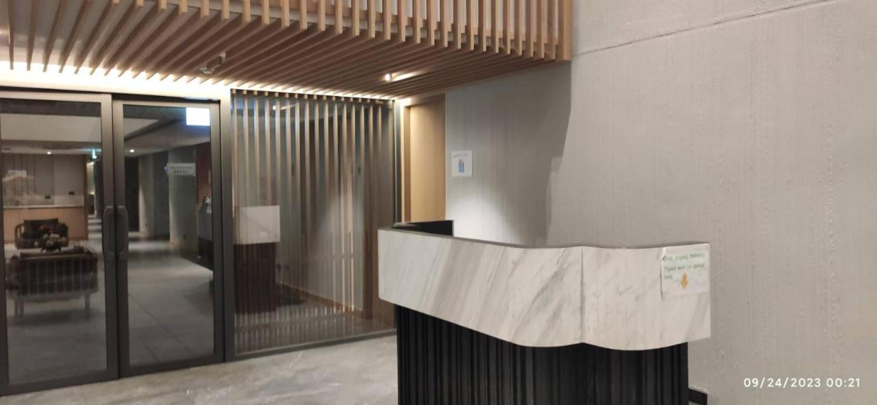 Tierra Residences Bangkok Esterno foto